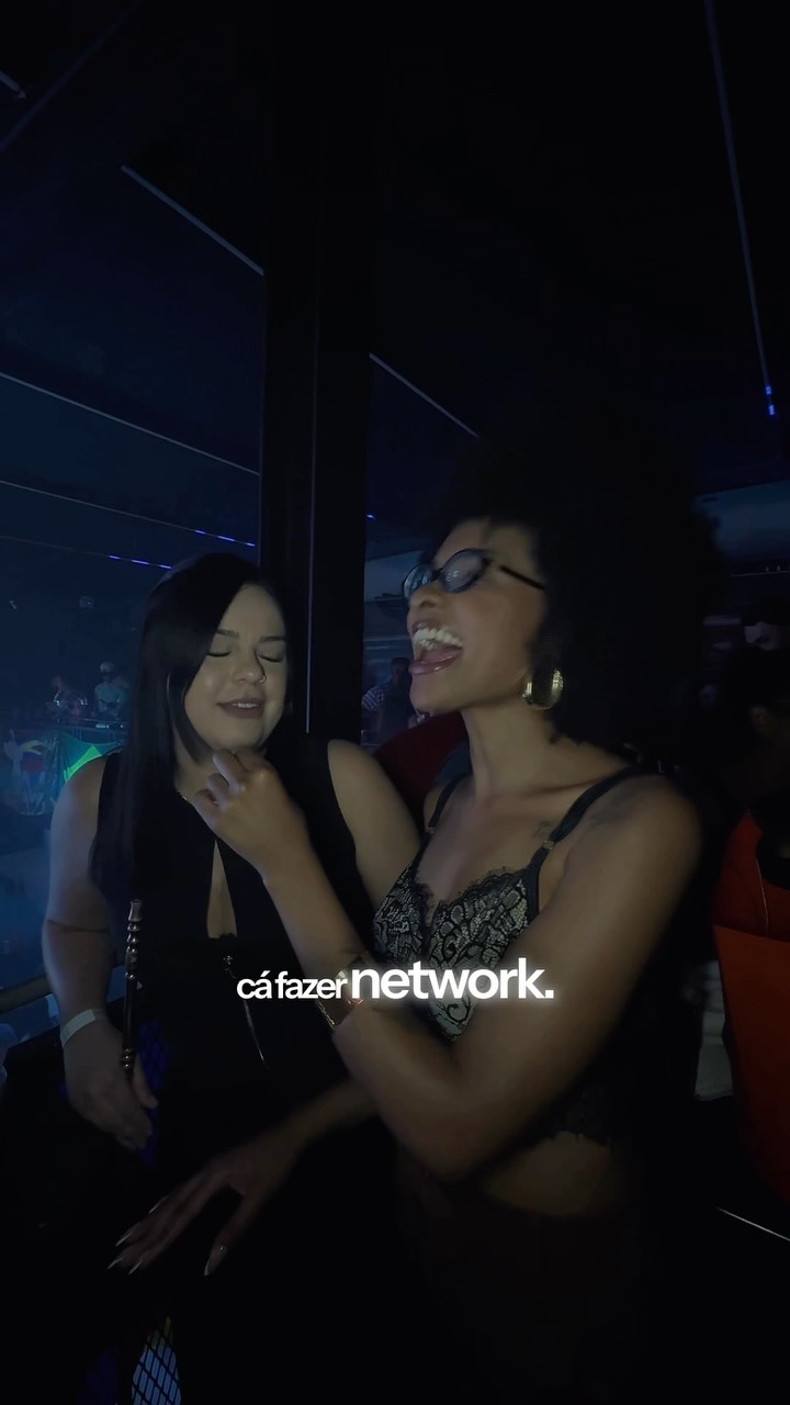 Pessoas se divertindo em uma noite na Bronks